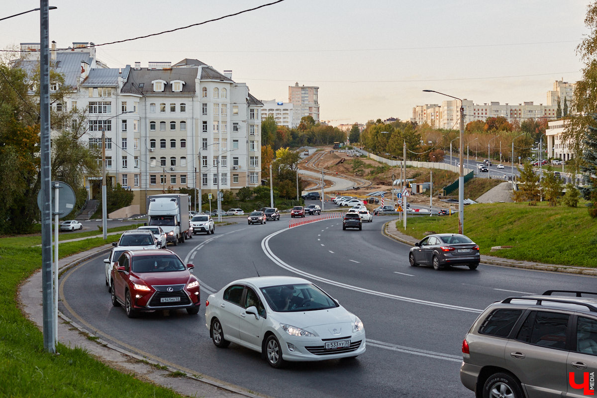 Вы уже успели обратить внимание на столбики оранжевого цвета на Лыбедской магистрали? Искусственные барьеры закрыли поворот со Стрелецкой налево. До этого опасный маневр совершали, несмотря на двойную сплошную. На Рпенской же начался ремонт пешеходного моста. Эти и другие новости в нашем традиционном дорожном обзоре