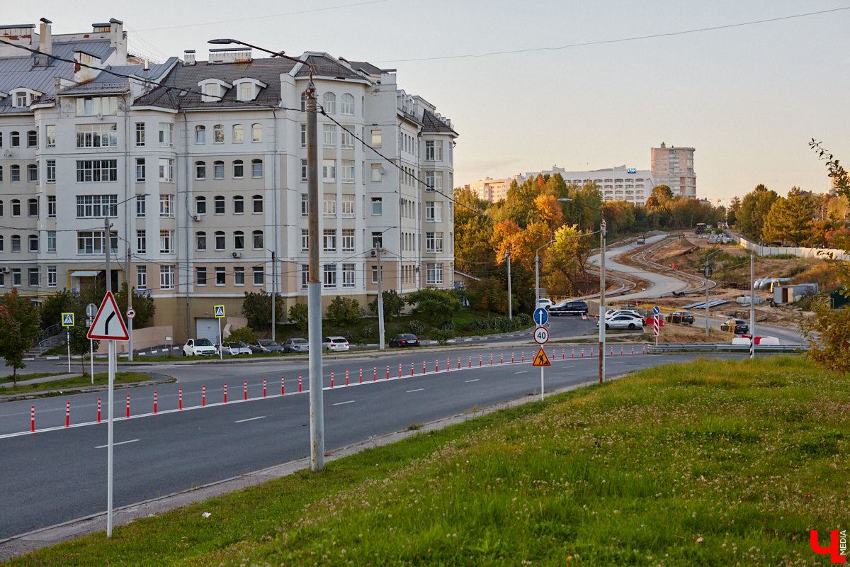 Вы уже успели обратить внимание на столбики оранжевого цвета на Лыбедской магистрали? Искусственные барьеры закрыли поворот со Стрелецкой налево. До этого опасный маневр совершали, несмотря на двойную сплошную. На Рпенской же начался ремонт пешеходного моста. Эти и другие новости в нашем традиционном дорожном обзоре