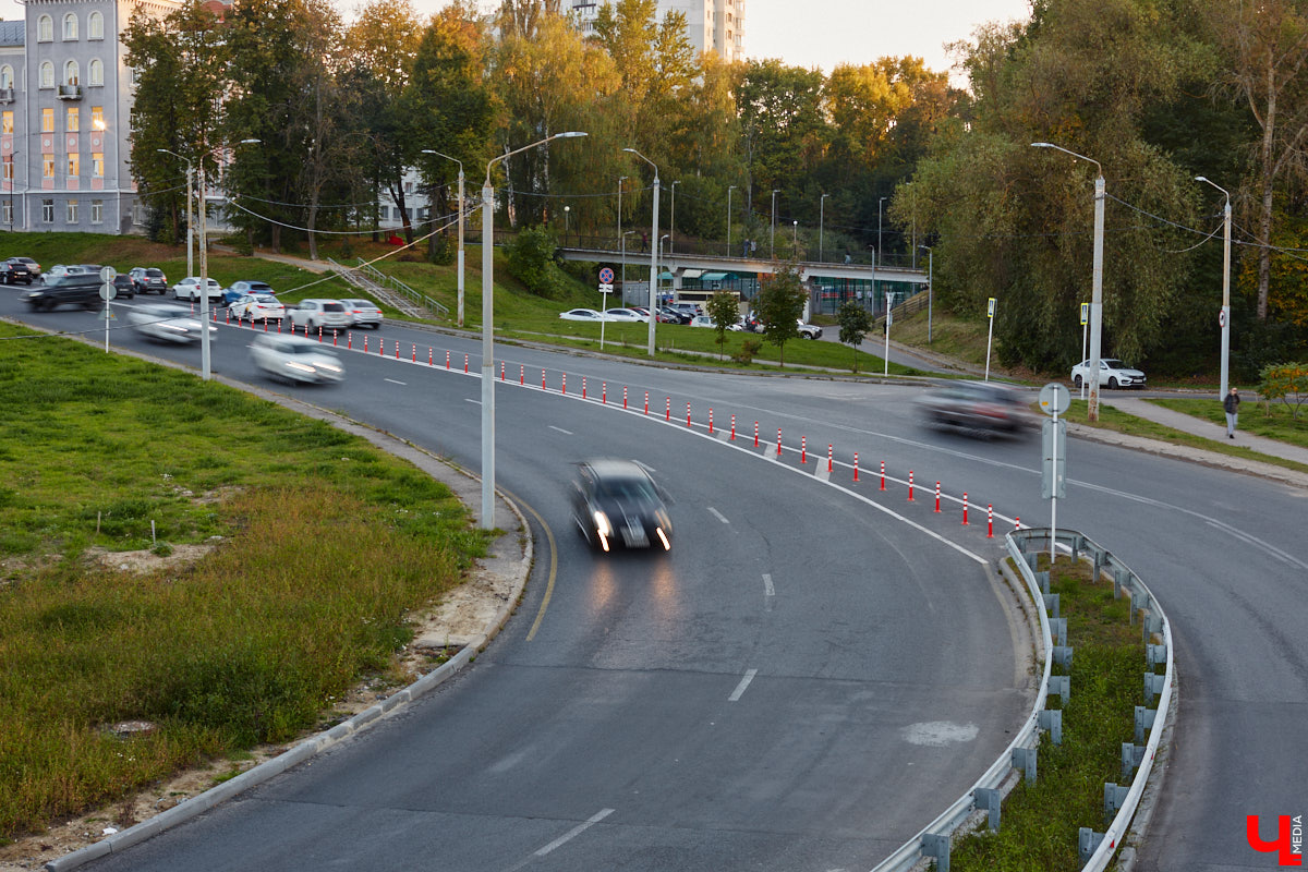 Вы уже успели обратить внимание на столбики оранжевого цвета на Лыбедской магистрали? Искусственные барьеры закрыли поворот со Стрелецкой налево. До этого опасный маневр совершали, несмотря на двойную сплошную. На Рпенской же начался ремонт пешеходного моста. Эти и другие новости в нашем традиционном дорожном обзоре