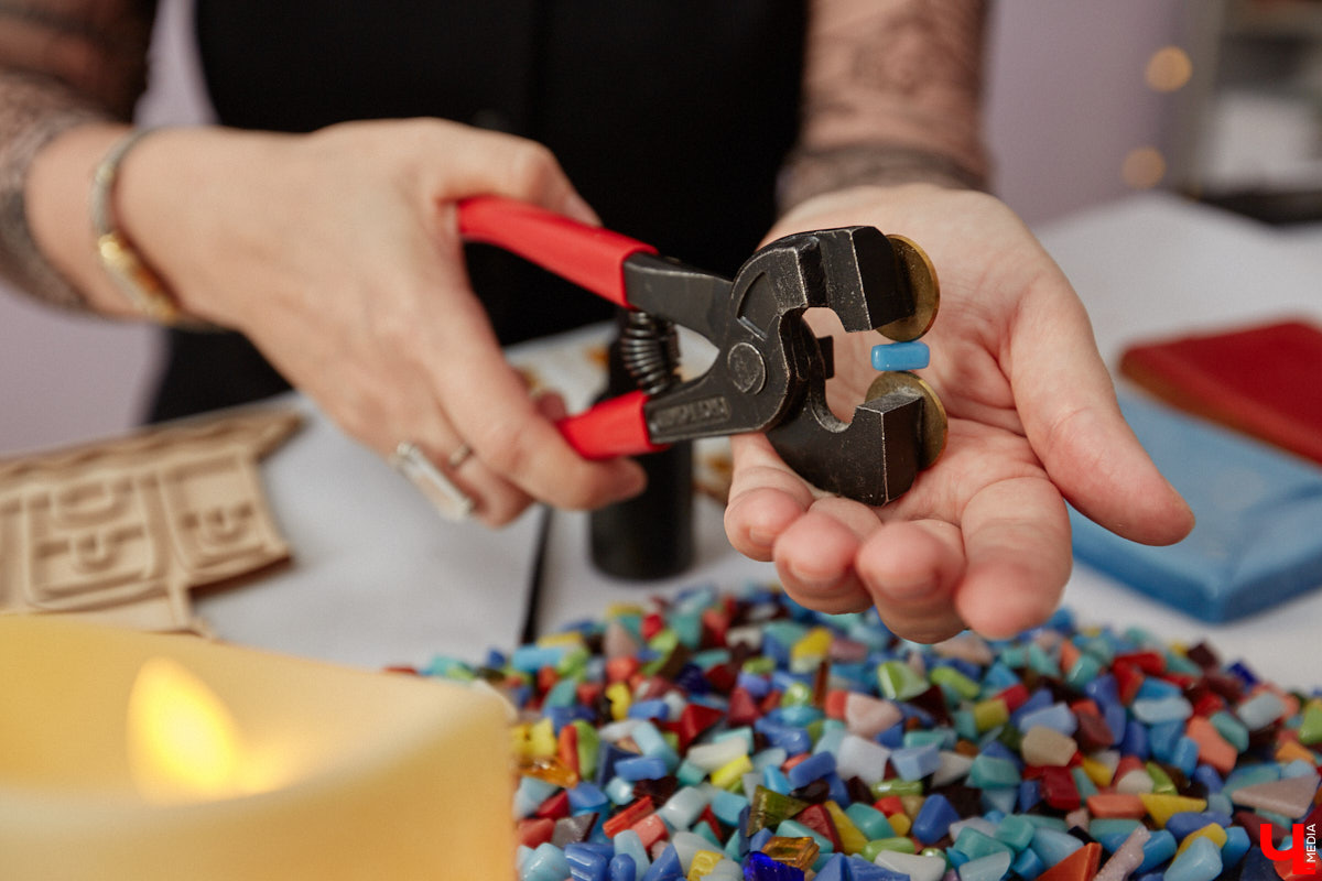 Жительница Владимира Виктория Вострикова разработала любопытные сувениры из мозаики. Золотые ворота, храм Покрова на Нерли и даже благоверные Петр и Феврония, выложенные из маленьких разноцветных деталей, смотрятся оригинально и несут в себе особое тепло. «Ключ-Медиа» встретился с мастерицей и узнал, как руководитель крупной компании сначала сама нашла себя в творчестве, а теперь приобщает к нему жителей и гостей нашего города