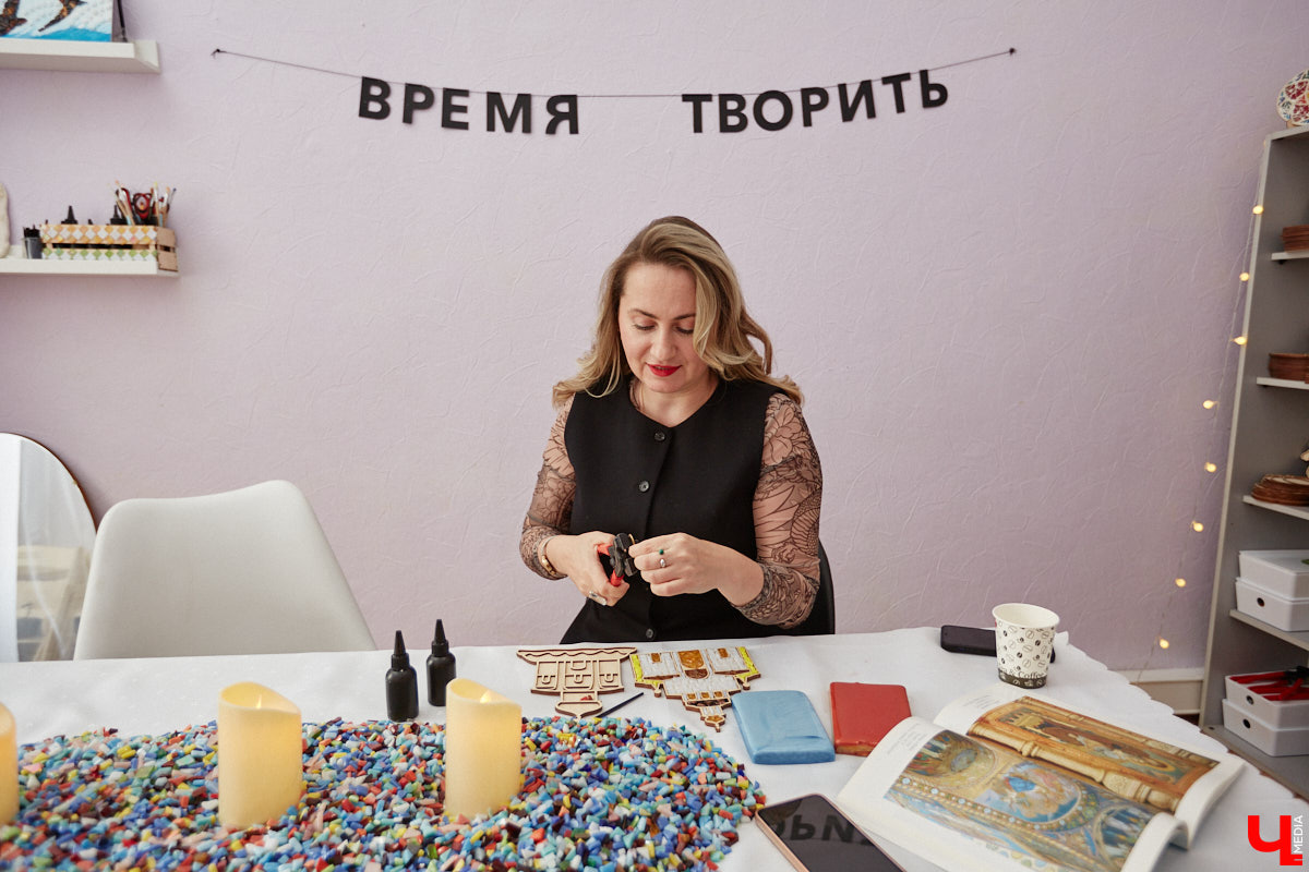 Жительница Владимира Виктория Вострикова разработала любопытные сувениры из мозаики. Золотые ворота, храм Покрова на Нерли и даже благоверные Петр и Феврония, выложенные из маленьких разноцветных деталей, смотрятся оригинально и несут в себе особое тепло. «Ключ-Медиа» встретился с мастерицей и узнал, как руководитель крупной компании сначала сама нашла себя в творчестве, а теперь приобщает к нему жителей и гостей нашего города