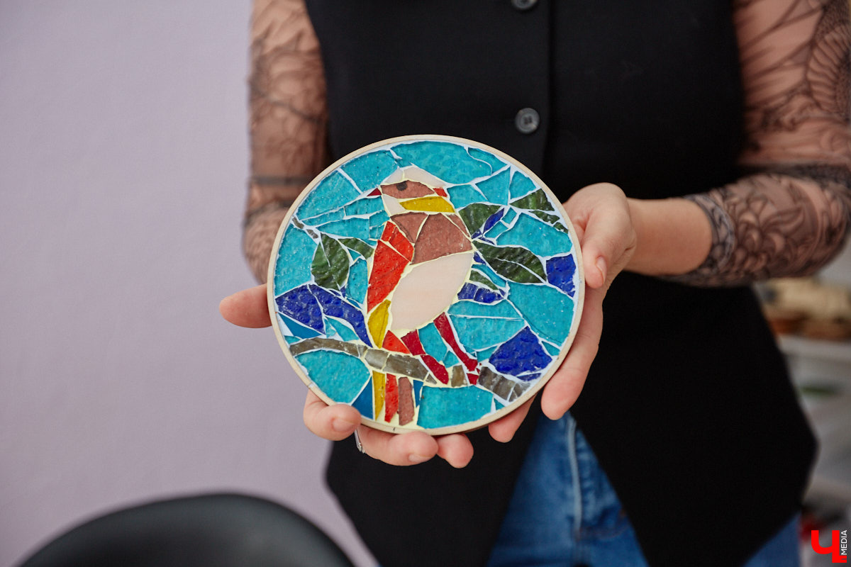 Жительница Владимира Виктория Вострикова разработала любопытные сувениры из мозаики. Золотые ворота, храм Покрова на Нерли и даже благоверные Петр и Феврония, выложенные из маленьких разноцветных деталей, смотрятся оригинально и несут в себе особое тепло. «Ключ-Медиа» встретился с мастерицей и узнал, как руководитель крупной компании сначала сама нашла себя в творчестве, а теперь приобщает к нему жителей и гостей нашего города