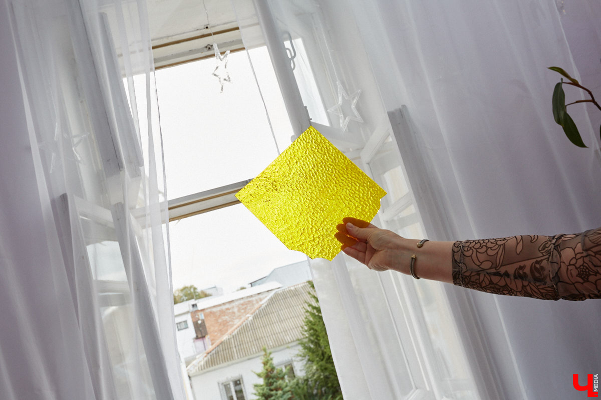 Жительница Владимира Виктория Вострикова разработала любопытные сувениры из мозаики. Золотые ворота, храм Покрова на Нерли и даже благоверные Петр и Феврония, выложенные из маленьких разноцветных деталей, смотрятся оригинально и несут в себе особое тепло. «Ключ-Медиа» встретился с мастерицей и узнал, как руководитель крупной компании сначала сама нашла себя в творчестве, а теперь приобщает к нему жителей и гостей нашего города