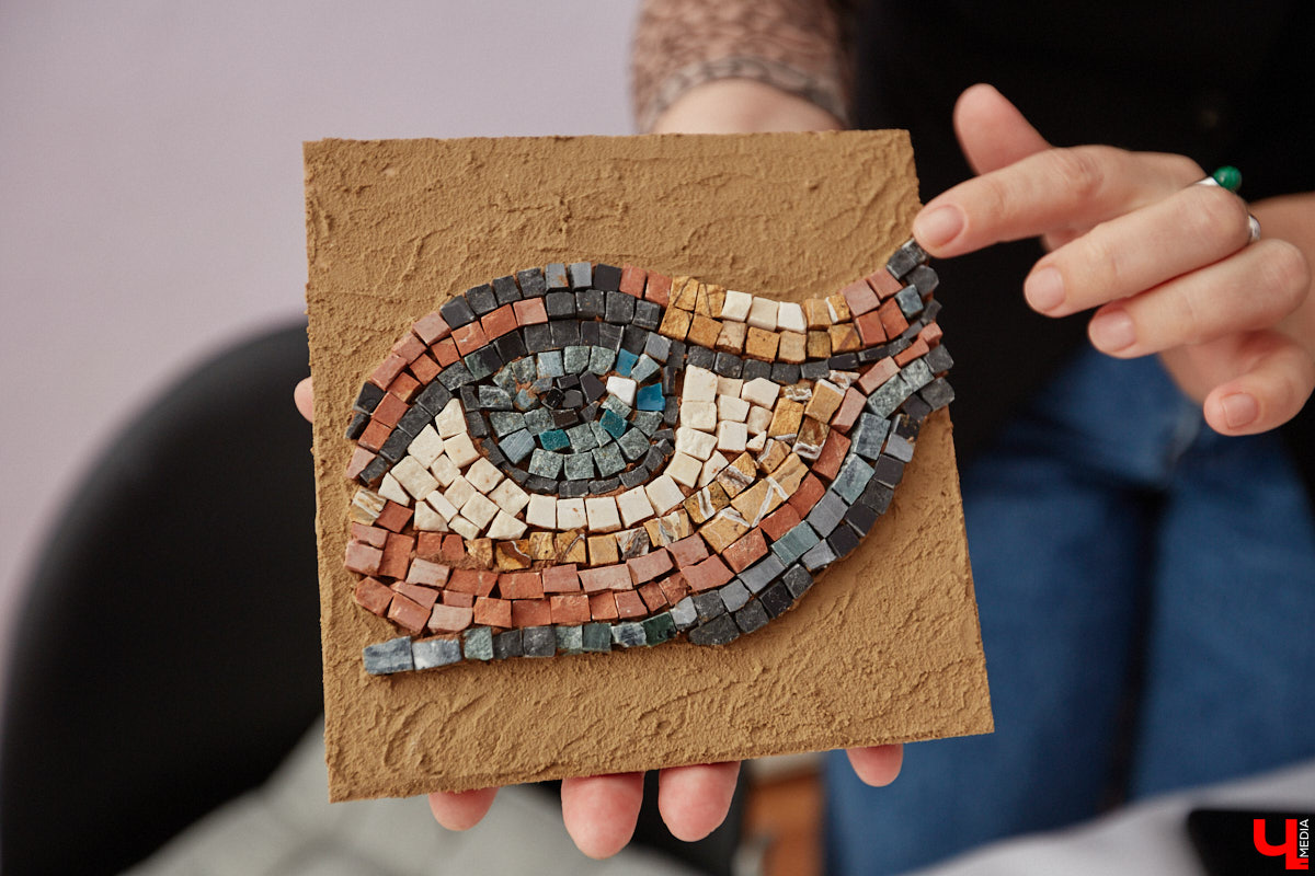 Жительница Владимира Виктория Вострикова разработала любопытные сувениры из мозаики. Золотые ворота, храм Покрова на Нерли и даже благоверные Петр и Феврония, выложенные из маленьких разноцветных деталей, смотрятся оригинально и несут в себе особое тепло. «Ключ-Медиа» встретился с мастерицей и узнал, как руководитель крупной компании сначала сама нашла себя в творчестве, а теперь приобщает к нему жителей и гостей нашего города