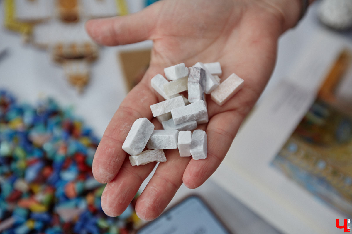 Жительница Владимира Виктория Вострикова разработала любопытные сувениры из мозаики. Золотые ворота, храм Покрова на Нерли и даже благоверные Петр и Феврония, выложенные из маленьких разноцветных деталей, смотрятся оригинально и несут в себе особое тепло. «Ключ-Медиа» встретился с мастерицей и узнал, как руководитель крупной компании сначала сама нашла себя в творчестве, а теперь приобщает к нему жителей и гостей нашего города