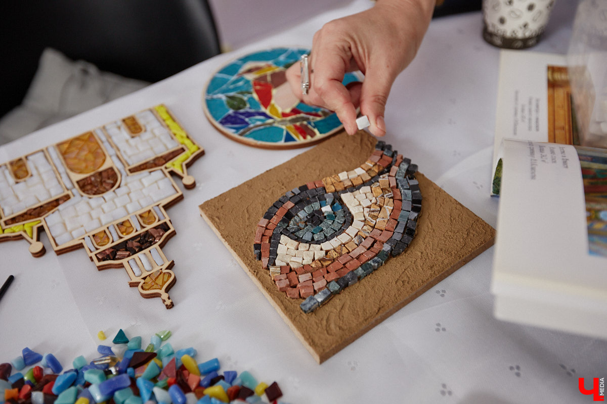 Жительница Владимира Виктория Вострикова разработала любопытные сувениры из мозаики. Золотые ворота, храм Покрова на Нерли и даже благоверные Петр и Феврония, выложенные из маленьких разноцветных деталей, смотрятся оригинально и несут в себе особое тепло. «Ключ-Медиа» встретился с мастерицей и узнал, как руководитель крупной компании сначала сама нашла себя в творчестве, а теперь приобщает к нему жителей и гостей нашего города