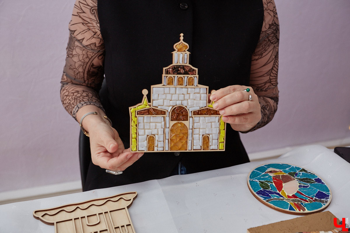 Жительница Владимира Виктория Вострикова разработала любопытные сувениры из мозаики. Золотые ворота, храм Покрова на Нерли и даже благоверные Петр и Феврония, выложенные из маленьких разноцветных деталей, смотрятся оригинально и несут в себе особое тепло. «Ключ-Медиа» встретился с мастерицей и узнал, как руководитель крупной компании сначала сама нашла себя в творчестве, а теперь приобщает к нему жителей и гостей нашего города
