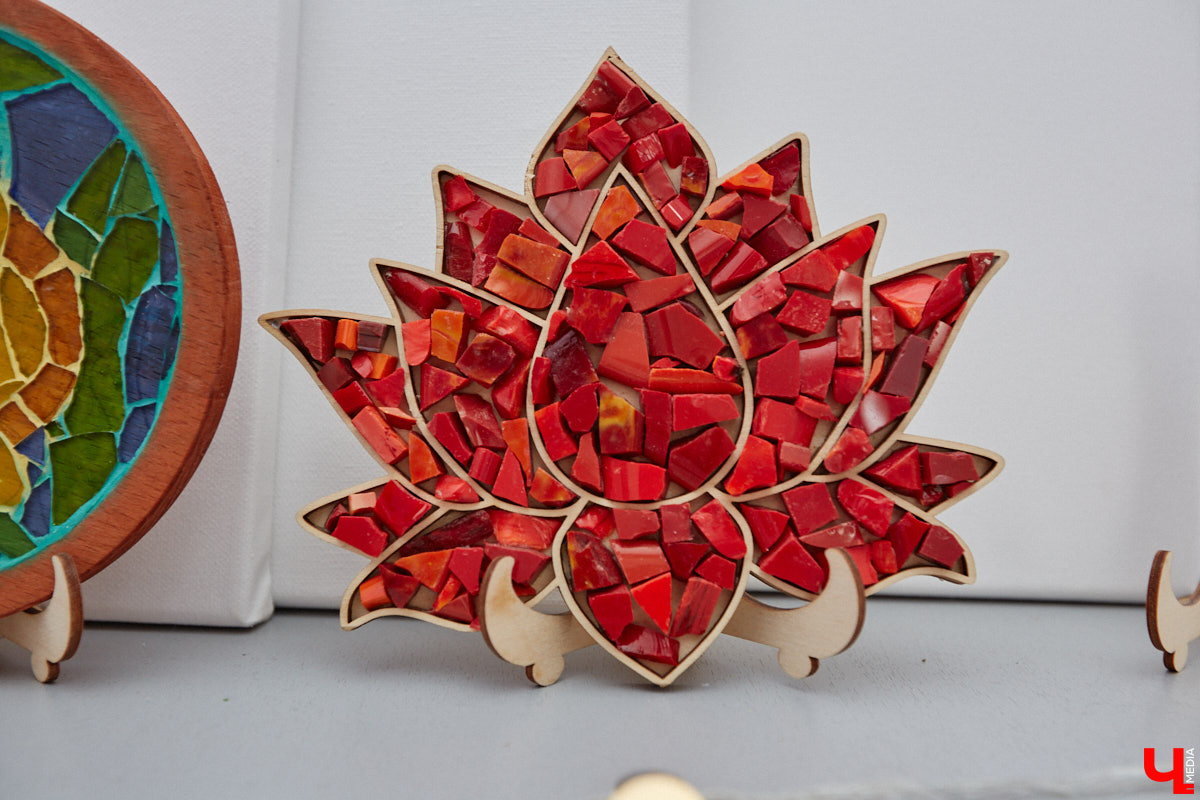 Жительница Владимира Виктория Вострикова разработала любопытные сувениры из мозаики. Золотые ворота, храм Покрова на Нерли и даже благоверные Петр и Феврония, выложенные из маленьких разноцветных деталей, смотрятся оригинально и несут в себе особое тепло. «Ключ-Медиа» встретился с мастерицей и узнал, как руководитель крупной компании сначала сама нашла себя в творчестве, а теперь приобщает к нему жителей и гостей нашего города