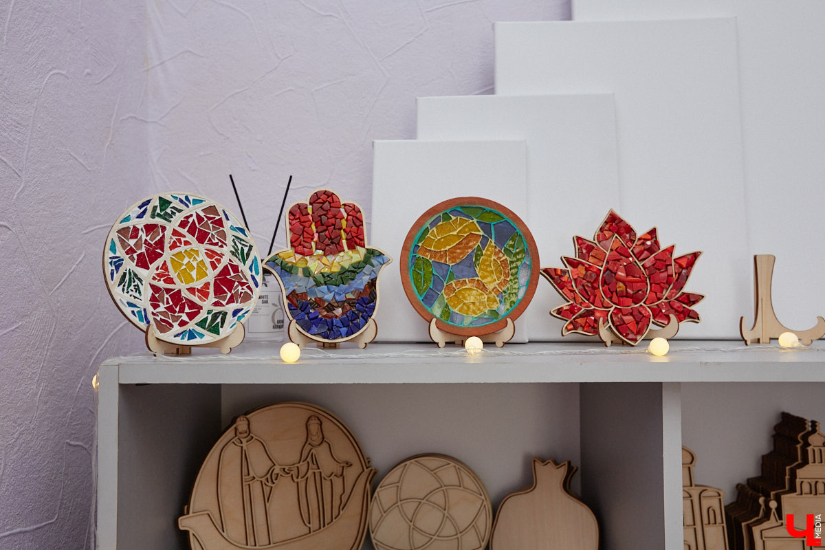 Жительница Владимира Виктория Вострикова разработала любопытные сувениры из мозаики. Золотые ворота, храм Покрова на Нерли и даже благоверные Петр и Феврония, выложенные из маленьких разноцветных деталей, смотрятся оригинально и несут в себе особое тепло. «Ключ-Медиа» встретился с мастерицей и узнал, как руководитель крупной компании сначала сама нашла себя в творчестве, а теперь приобщает к нему жителей и гостей нашего города