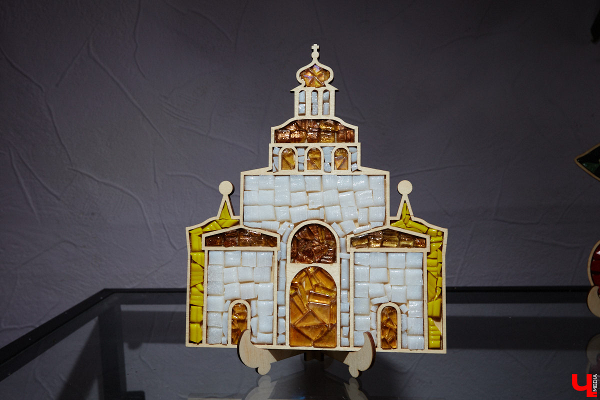 Жительница Владимира Виктория Вострикова разработала любопытные сувениры из мозаики. Золотые ворота, храм Покрова на Нерли и даже благоверные Петр и Феврония, выложенные из маленьких разноцветных деталей, смотрятся оригинально и несут в себе особое тепло. «Ключ-Медиа» встретился с мастерицей и узнал, как руководитель крупной компании сначала сама нашла себя в творчестве, а теперь приобщает к нему жителей и гостей нашего города