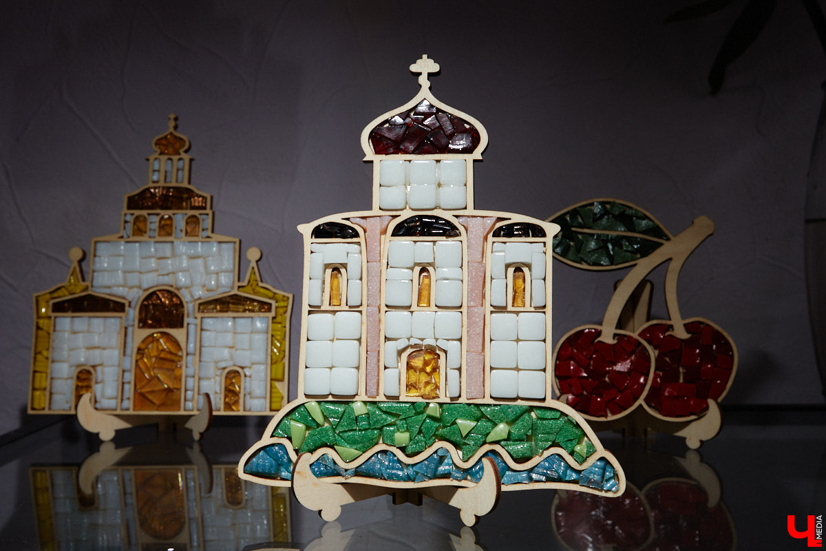 Жительница Владимира Виктория Вострикова разработала любопытные сувениры из мозаики. Золотые ворота, храм Покрова на Нерли и даже благоверные Петр и Феврония, выложенные из маленьких разноцветных деталей, смотрятся оригинально и несут в себе особое тепло. «Ключ-Медиа» встретился с мастерицей и узнал, как руководитель крупной компании сначала сама нашла себя в творчестве, а теперь приобщает к нему жителей и гостей нашего города