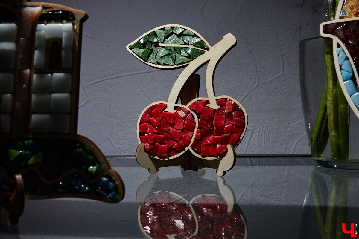 Жительница Владимира Виктория Вострикова разработала любопытные сувениры из мозаики. Золотые ворота, храм Покрова на Нерли и даже благоверные Петр и Феврония, выложенные из маленьких разноцветных деталей, смотрятся оригинально и несут в себе особое тепло. «Ключ-Медиа» встретился с мастерицей и узнал, как руководитель крупной компании сначала сама нашла себя в творчестве, а теперь приобщает к нему жителей и гостей нашего города