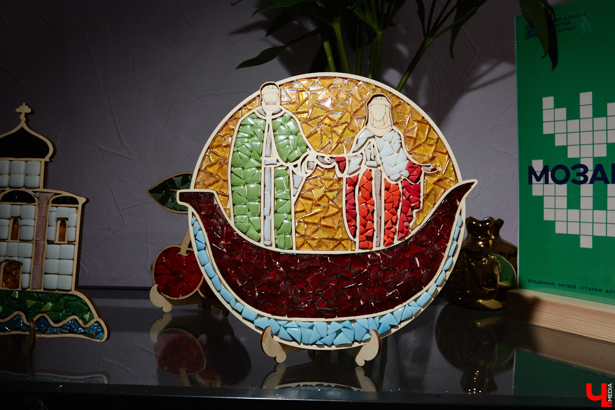 Жительница Владимира Виктория Вострикова разработала любопытные сувениры из мозаики. Золотые ворота, храм Покрова на Нерли и даже благоверные Петр и Феврония, выложенные из маленьких разноцветных деталей, смотрятся оригинально и несут в себе особое тепло. «Ключ-Медиа» встретился с мастерицей и узнал, как руководитель крупной компании сначала сама нашла себя в творчестве, а теперь приобщает к нему жителей и гостей нашего города