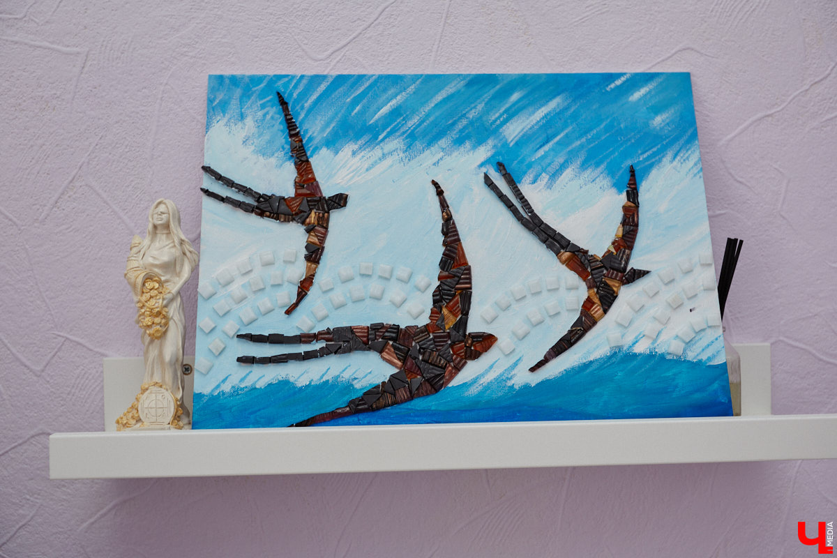 Жительница Владимира Виктория Вострикова разработала любопытные сувениры из мозаики. Золотые ворота, храм Покрова на Нерли и даже благоверные Петр и Феврония, выложенные из маленьких разноцветных деталей, смотрятся оригинально и несут в себе особое тепло. «Ключ-Медиа» встретился с мастерицей и узнал, как руководитель крупной компании сначала сама нашла себя в творчестве, а теперь приобщает к нему жителей и гостей нашего города