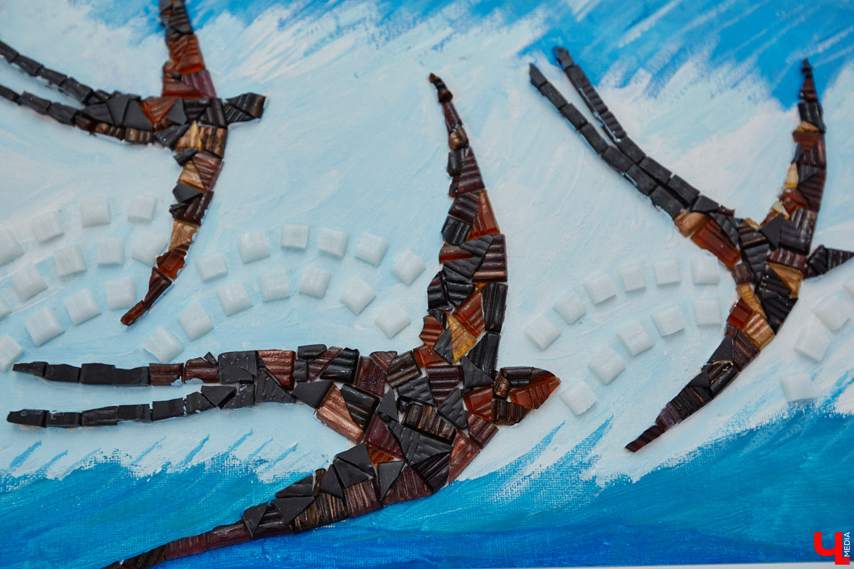 Жительница Владимира Виктория Вострикова разработала любопытные сувениры из мозаики. Золотые ворота, храм Покрова на Нерли и даже благоверные Петр и Феврония, выложенные из маленьких разноцветных деталей, смотрятся оригинально и несут в себе особое тепло. «Ключ-Медиа» встретился с мастерицей и узнал, как руководитель крупной компании сначала сама нашла себя в творчестве, а теперь приобщает к нему жителей и гостей нашего города