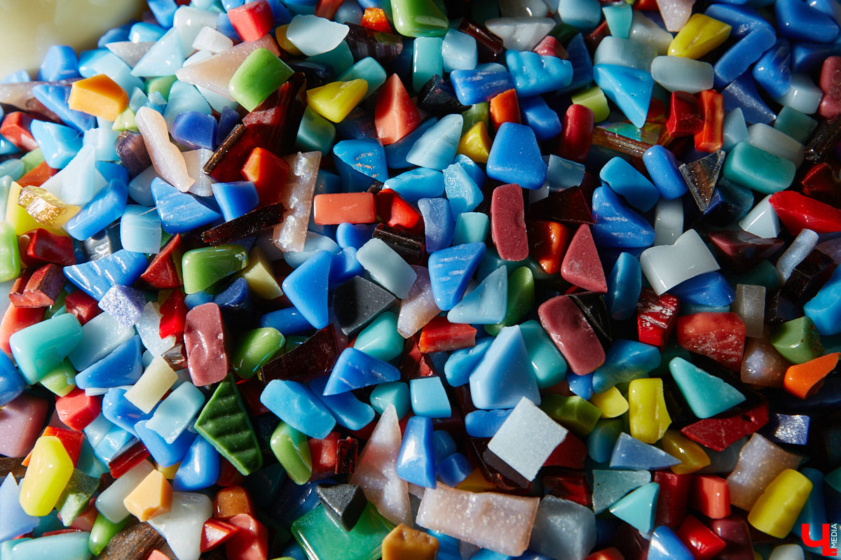 Жительница Владимира Виктория Вострикова разработала любопытные сувениры из мозаики. Золотые ворота, храм Покрова на Нерли и даже благоверные Петр и Феврония, выложенные из маленьких разноцветных деталей, смотрятся оригинально и несут в себе особое тепло. «Ключ-Медиа» встретился с мастерицей и узнал, как руководитель крупной компании сначала сама нашла себя в творчестве, а теперь приобщает к нему жителей и гостей нашего города