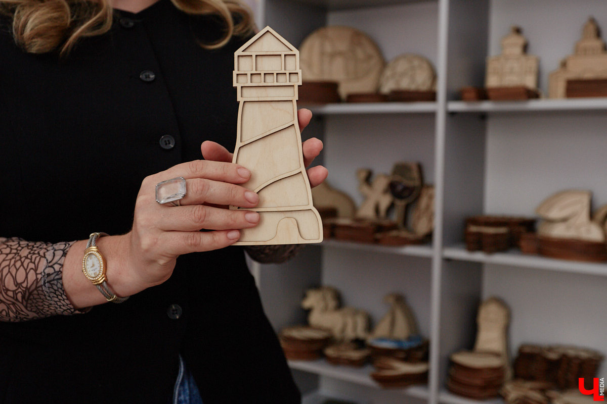 Жительница Владимира Виктория Вострикова разработала любопытные сувениры из мозаики. Золотые ворота, храм Покрова на Нерли и даже благоверные Петр и Феврония, выложенные из маленьких разноцветных деталей, смотрятся оригинально и несут в себе особое тепло. «Ключ-Медиа» встретился с мастерицей и узнал, как руководитель крупной компании сначала сама нашла себя в творчестве, а теперь приобщает к нему жителей и гостей нашего города