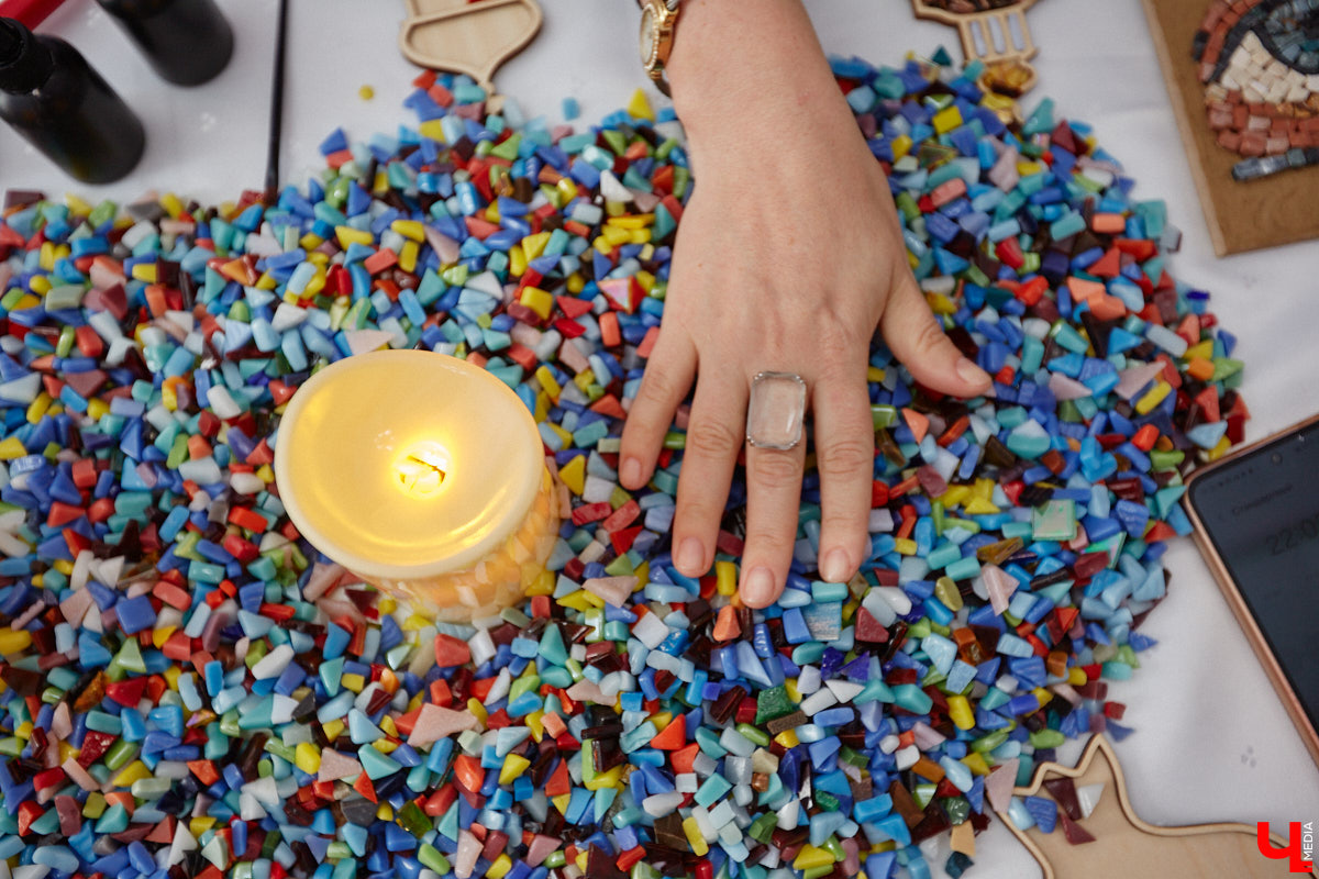 Жительница Владимира Виктория Вострикова разработала любопытные сувениры из мозаики. Золотые ворота, храм Покрова на Нерли и даже благоверные Петр и Феврония, выложенные из маленьких разноцветных деталей, смотрятся оригинально и несут в себе особое тепло. «Ключ-Медиа» встретился с мастерицей и узнал, как руководитель крупной компании сначала сама нашла себя в творчестве, а теперь приобщает к нему жителей и гостей нашего города