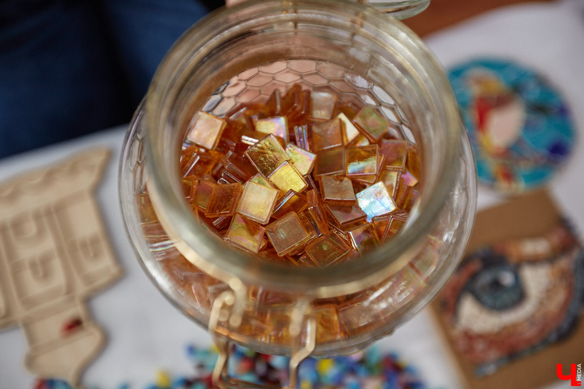 Жительница Владимира Виктория Вострикова разработала любопытные сувениры из мозаики. Золотые ворота, храм Покрова на Нерли и даже благоверные Петр и Феврония, выложенные из маленьких разноцветных деталей, смотрятся оригинально и несут в себе особое тепло. «Ключ-Медиа» встретился с мастерицей и узнал, как руководитель крупной компании сначала сама нашла себя в творчестве, а теперь приобщает к нему жителей и гостей нашего города