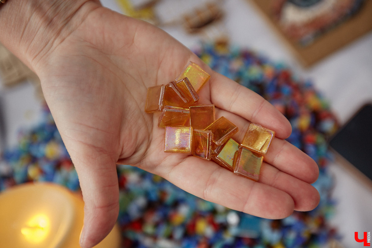 Жительница Владимира Виктория Вострикова разработала любопытные сувениры из мозаики. Золотые ворота, храм Покрова на Нерли и даже благоверные Петр и Феврония, выложенные из маленьких разноцветных деталей, смотрятся оригинально и несут в себе особое тепло. «Ключ-Медиа» встретился с мастерицей и узнал, как руководитель крупной компании сначала сама нашла себя в творчестве, а теперь приобщает к нему жителей и гостей нашего города