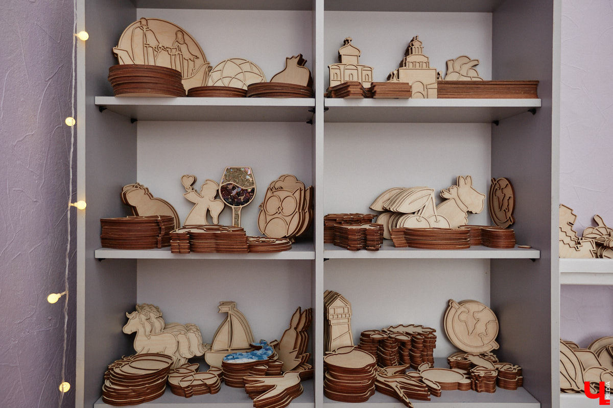 Жительница Владимира Виктория Вострикова разработала любопытные сувениры из мозаики. Золотые ворота, храм Покрова на Нерли и даже благоверные Петр и Феврония, выложенные из маленьких разноцветных деталей, смотрятся оригинально и несут в себе особое тепло. «Ключ-Медиа» встретился с мастерицей и узнал, как руководитель крупной компании сначала сама нашла себя в творчестве, а теперь приобщает к нему жителей и гостей нашего города