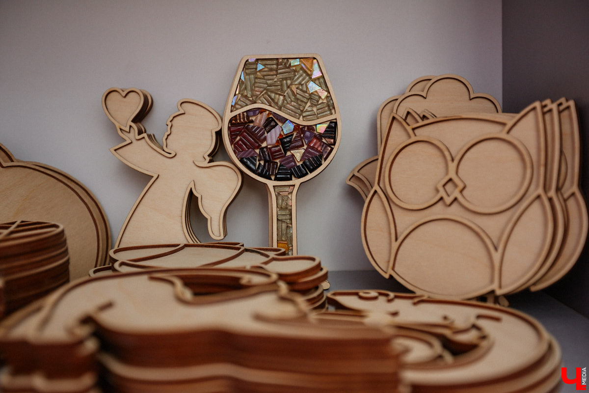 Жительница Владимира Виктория Вострикова разработала любопытные сувениры из мозаики. Золотые ворота, храм Покрова на Нерли и даже благоверные Петр и Феврония, выложенные из маленьких разноцветных деталей, смотрятся оригинально и несут в себе особое тепло. «Ключ-Медиа» встретился с мастерицей и узнал, как руководитель крупной компании сначала сама нашла себя в творчестве, а теперь приобщает к нему жителей и гостей нашего города