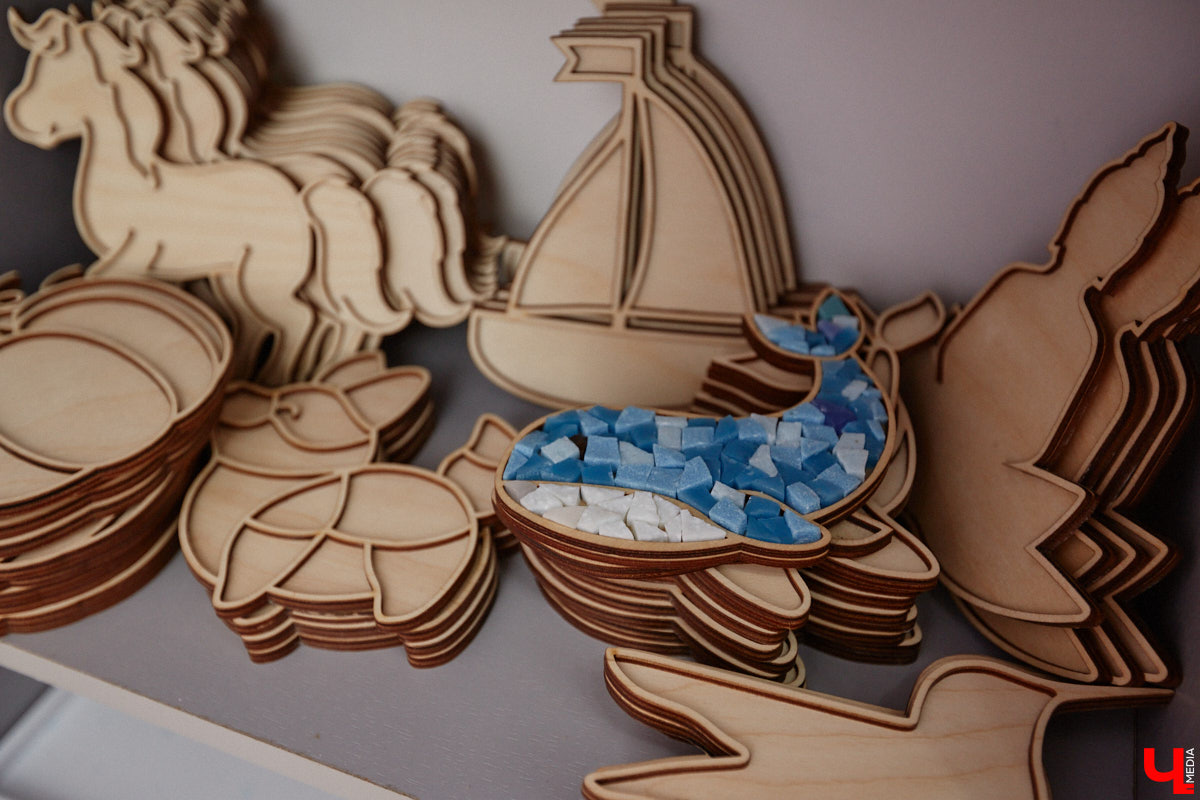 Жительница Владимира Виктория Вострикова разработала любопытные сувениры из мозаики. Золотые ворота, храм Покрова на Нерли и даже благоверные Петр и Феврония, выложенные из маленьких разноцветных деталей, смотрятся оригинально и несут в себе особое тепло. «Ключ-Медиа» встретился с мастерицей и узнал, как руководитель крупной компании сначала сама нашла себя в творчестве, а теперь приобщает к нему жителей и гостей нашего города