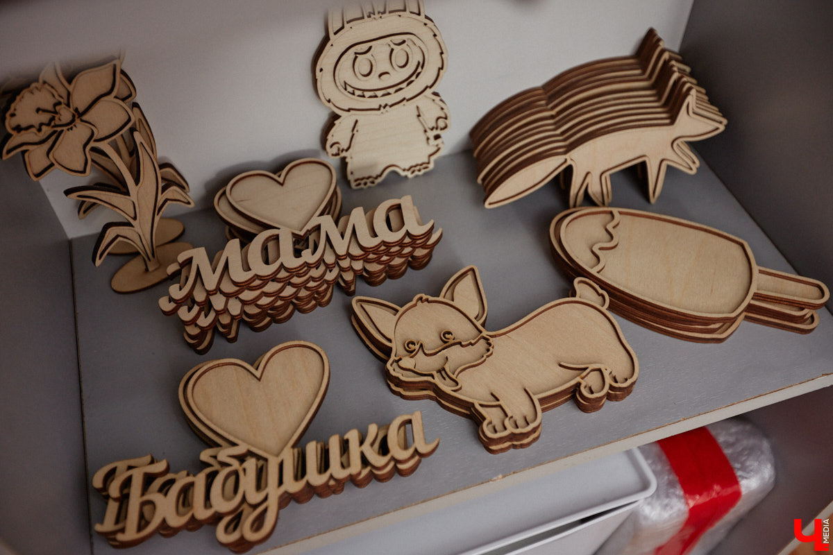 Жительница Владимира Виктория Вострикова разработала любопытные сувениры из мозаики. Золотые ворота, храм Покрова на Нерли и даже благоверные Петр и Феврония, выложенные из маленьких разноцветных деталей, смотрятся оригинально и несут в себе особое тепло. «Ключ-Медиа» встретился с мастерицей и узнал, как руководитель крупной компании сначала сама нашла себя в творчестве, а теперь приобщает к нему жителей и гостей нашего города