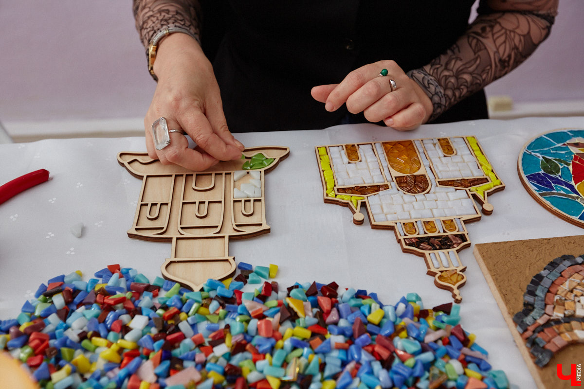 Жительница Владимира Виктория Вострикова разработала любопытные сувениры из мозаики. Золотые ворота, храм Покрова на Нерли и даже благоверные Петр и Феврония, выложенные из маленьких разноцветных деталей, смотрятся оригинально и несут в себе особое тепло. «Ключ-Медиа» встретился с мастерицей и узнал, как руководитель крупной компании сначала сама нашла себя в творчестве, а теперь приобщает к нему жителей и гостей нашего города