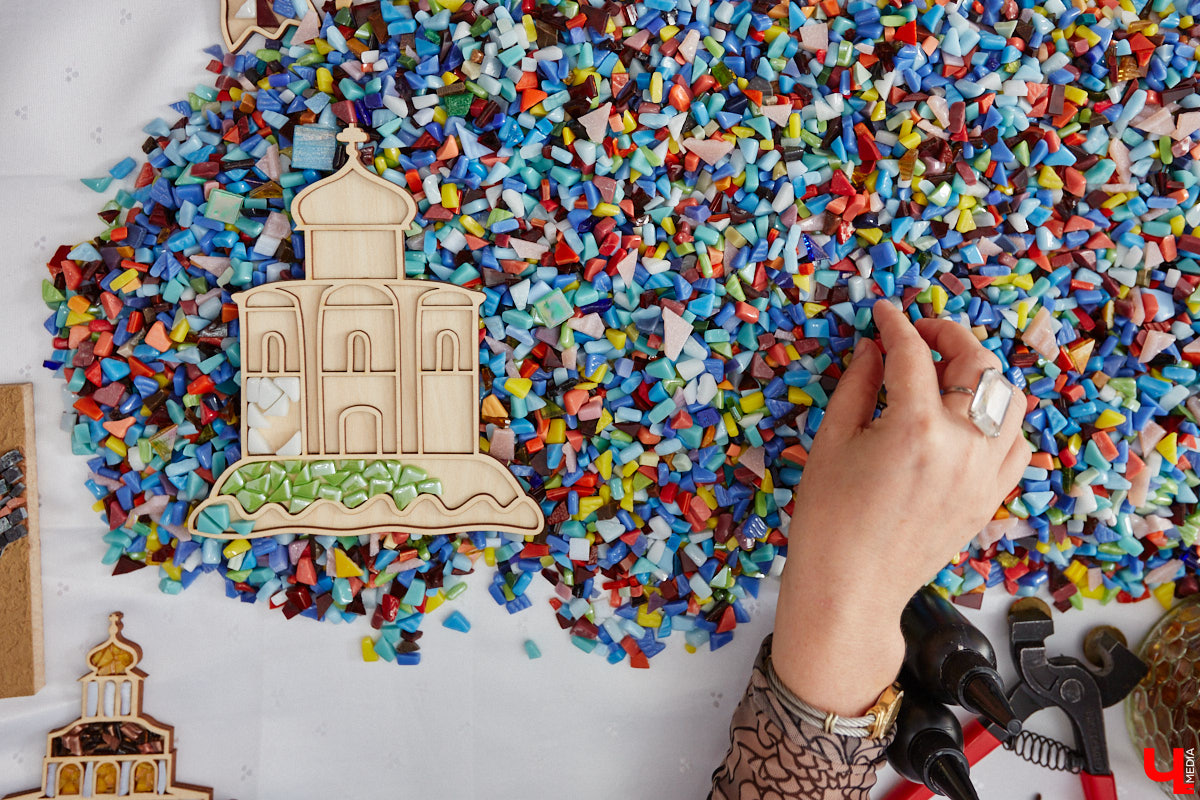 Жительница Владимира Виктория Вострикова разработала любопытные сувениры из мозаики. Золотые ворота, храм Покрова на Нерли и даже благоверные Петр и Феврония, выложенные из маленьких разноцветных деталей, смотрятся оригинально и несут в себе особое тепло. «Ключ-Медиа» встретился с мастерицей и узнал, как руководитель крупной компании сначала сама нашла себя в творчестве, а теперь приобщает к нему жителей и гостей нашего города