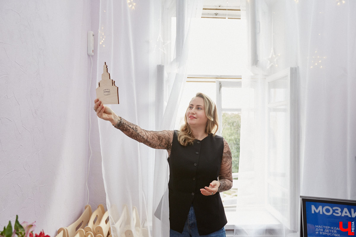 Жительница Владимира Виктория Вострикова разработала любопытные сувениры из мозаики. Золотые ворота, храм Покрова на Нерли и даже благоверные Петр и Феврония, выложенные из маленьких разноцветных деталей, смотрятся оригинально и несут в себе особое тепло. «Ключ-Медиа» встретился с мастерицей и узнал, как руководитель крупной компании сначала сама нашла себя в творчестве, а теперь приобщает к нему жителей и гостей нашего города