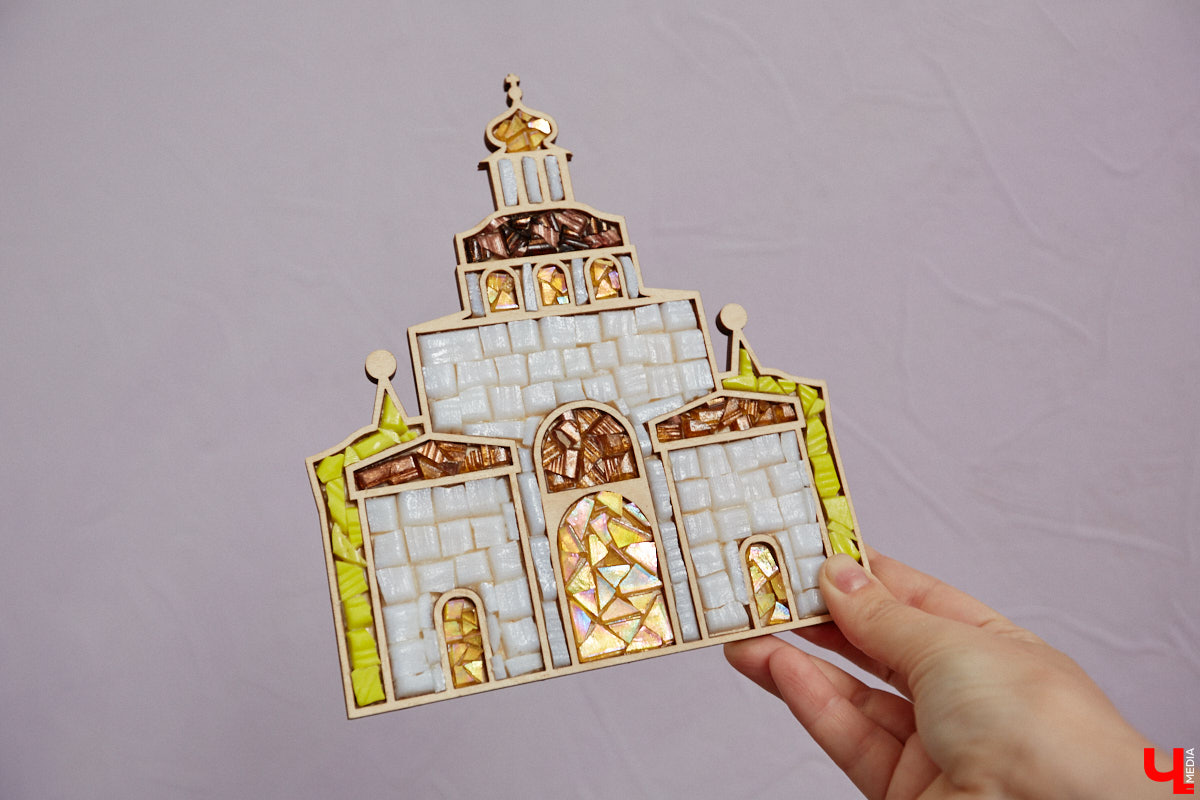 Жительница Владимира Виктория Вострикова разработала любопытные сувениры из мозаики. Золотые ворота, храм Покрова на Нерли и даже благоверные Петр и Феврония, выложенные из маленьких разноцветных деталей, смотрятся оригинально и несут в себе особое тепло. «Ключ-Медиа» встретился с мастерицей и узнал, как руководитель крупной компании сначала сама нашла себя в творчестве, а теперь приобщает к нему жителей и гостей нашего города