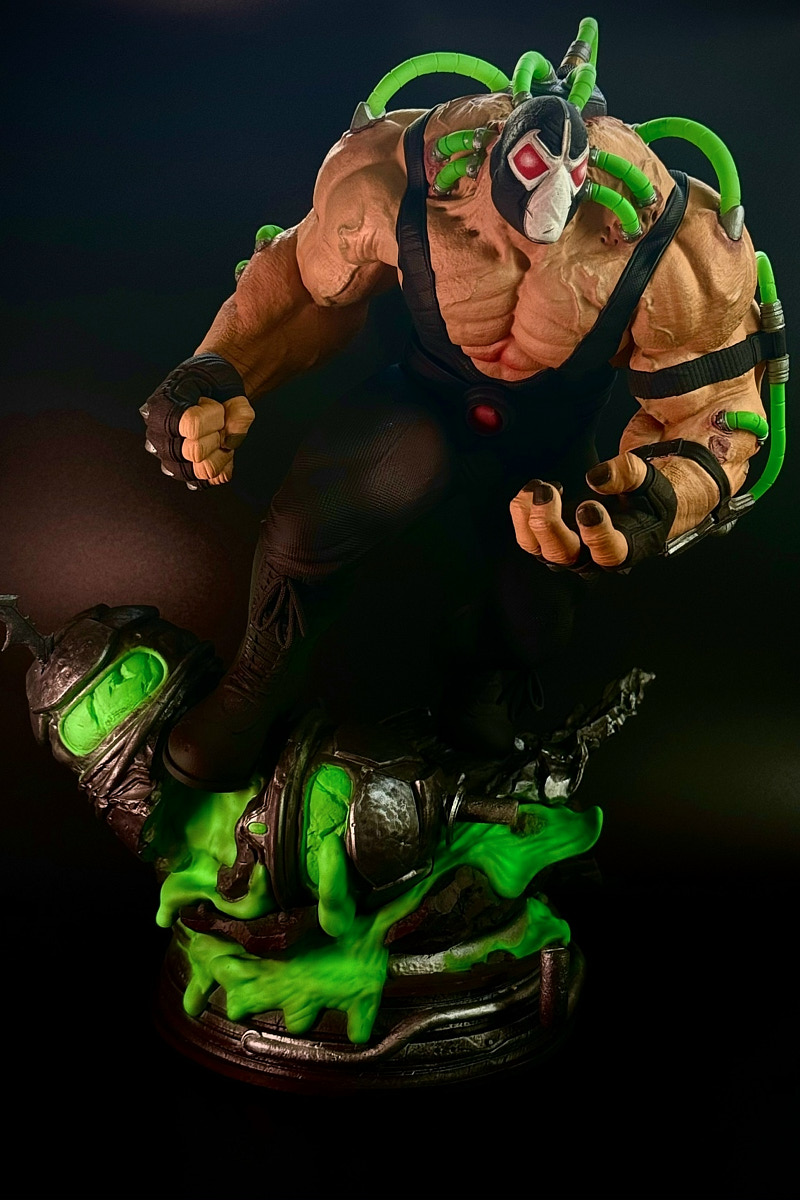 Когда возникает творческий порыв, в ход идут любые материалы. Дмитрий Виглюш выбрал пластик для 3D-принтеров, на которых он печатает детализированные фигурки, после чего покрывает их краской. Так на его столе вырастают будто живые фэнтези-персонажи, сцены из игр и сериалов, а также бытовые и креативные сюжеты. В секреты их создания автор погрузил «Ключ-Медиа»