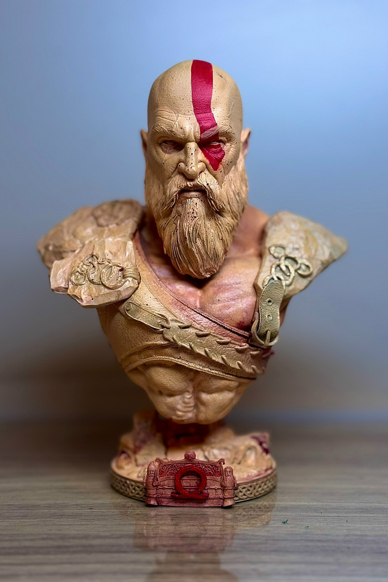 Когда возникает творческий порыв, в ход идут любые материалы. Дмитрий Виглюш выбрал пластик для 3D-принтеров, на которых он печатает детализированные фигурки, после чего покрывает их краской. Так на его столе вырастают будто живые фэнтези-персонажи, сцены из игр и сериалов, а также бытовые и креативные сюжеты. В секреты их создания автор погрузил «Ключ-Медиа»