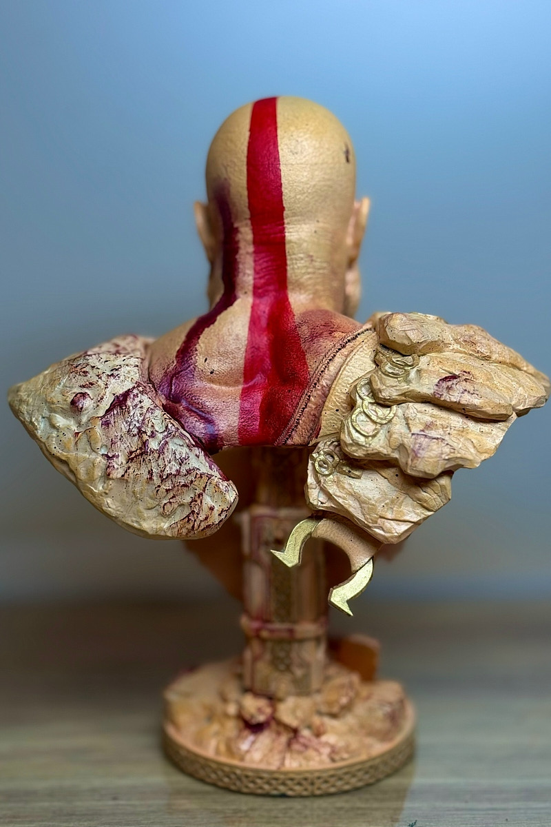 Когда возникает творческий порыв, в ход идут любые материалы. Дмитрий Виглюш выбрал пластик для 3D-принтеров, на которых он печатает детализированные фигурки, после чего покрывает их краской. Так на его столе вырастают будто живые фэнтези-персонажи, сцены из игр и сериалов, а также бытовые и креативные сюжеты. В секреты их создания автор погрузил «Ключ-Медиа»