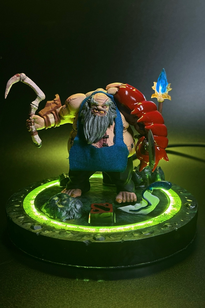 Когда возникает творческий порыв, в ход идут любые материалы. Дмитрий Виглюш выбрал пластик для 3D-принтеров, на которых он печатает детализированные фигурки, после чего покрывает их краской. Так на его столе вырастают будто живые фэнтези-персонажи, сцены из игр и сериалов, а также бытовые и креативные сюжеты. В секреты их создания автор погрузил «Ключ-Медиа»