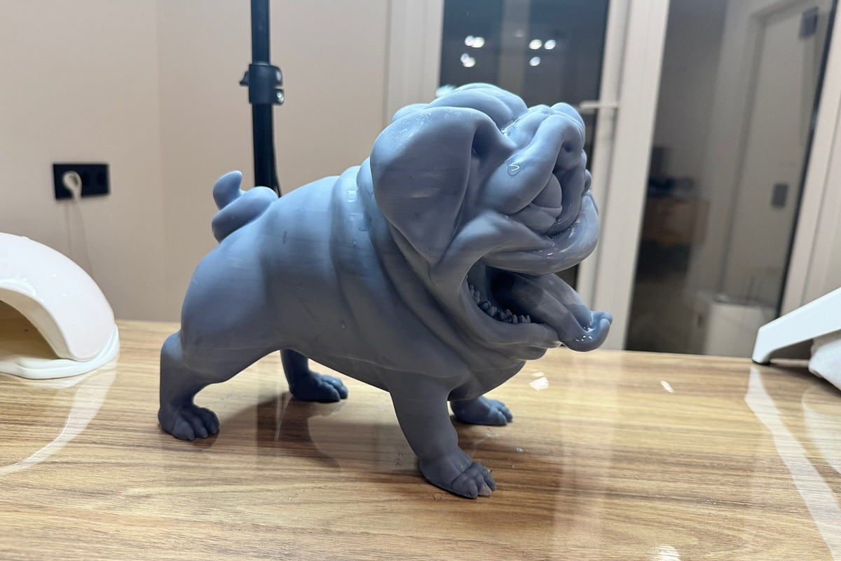 Когда возникает творческий порыв, в ход идут любые материалы. Дмитрий Виглюш выбрал пластик для 3D-принтеров, на которых он печатает детализированные фигурки, после чего покрывает их краской. Так на его столе вырастают будто живые фэнтези-персонажи, сцены из игр и сериалов, а также бытовые и креативные сюжеты. В секреты их создания автор погрузил «Ключ-Медиа»