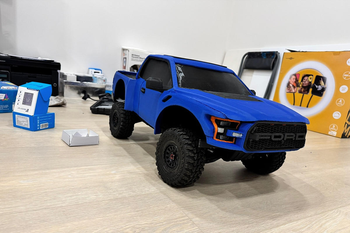 Когда возникает творческий порыв, в ход идут любые материалы. Дмитрий Виглюш выбрал пластик для 3D-принтеров, на которых он печатает детализированные фигурки, после чего покрывает их краской. Так на его столе вырастают будто живые фэнтези-персонажи, сцены из игр и сериалов, а также бытовые и креативные сюжеты. В секреты их создания автор погрузил «Ключ-Медиа»