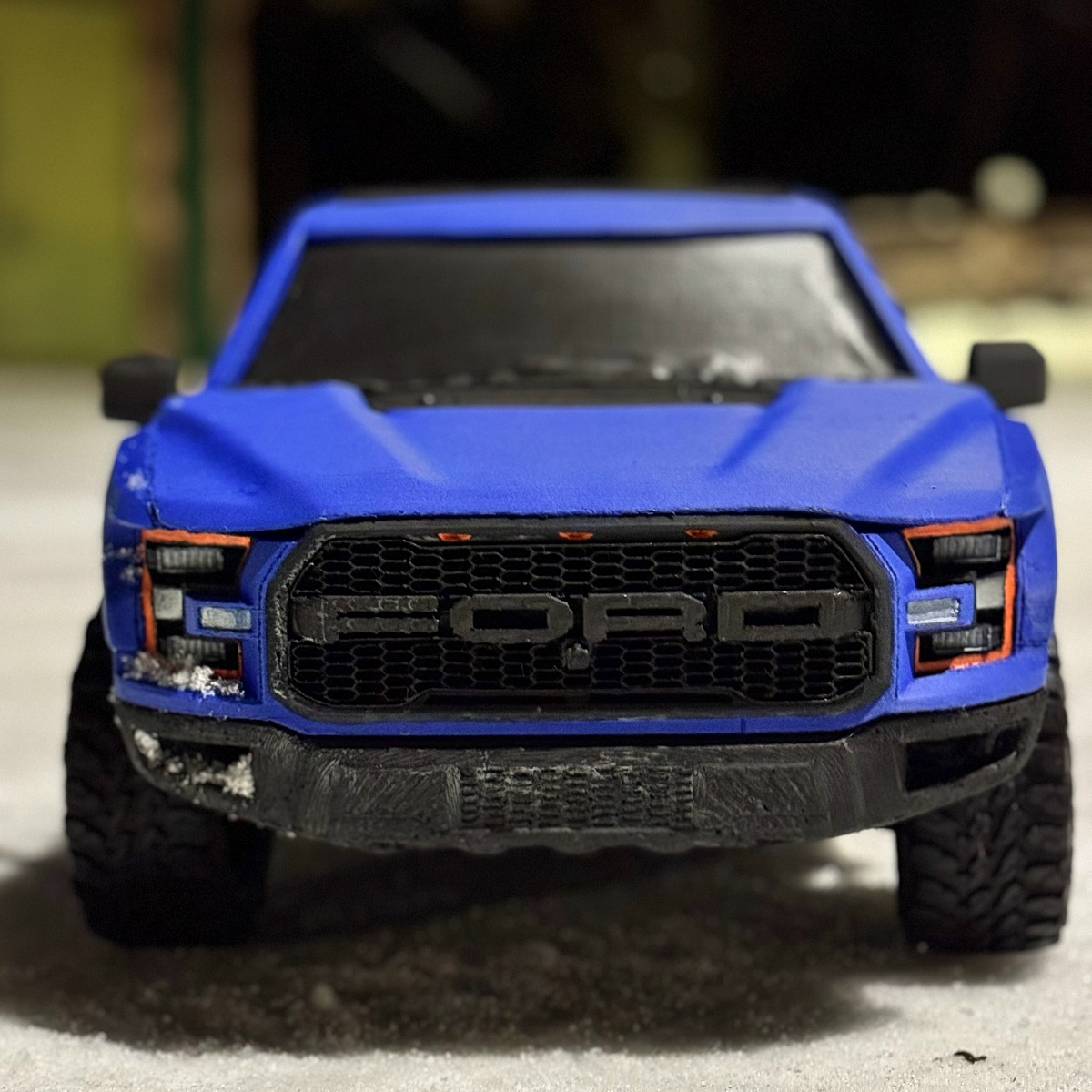 Когда возникает творческий порыв, в ход идут любые материалы. Дмитрий Виглюш выбрал пластик для 3D-принтеров, на которых он печатает детализированные фигурки, после чего покрывает их краской. Так на его столе вырастают будто живые фэнтези-персонажи, сцены из игр и сериалов, а также бытовые и креативные сюжеты. В секреты их создания автор погрузил «Ключ-Медиа»