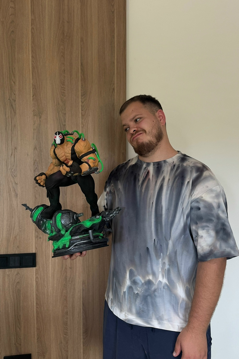 Когда возникает творческий порыв, в ход идут любые материалы. Дмитрий Виглюш выбрал пластик для 3D-принтеров, на которых он печатает детализированные фигурки, после чего покрывает их краской. Так на его столе вырастают будто живые фэнтези-персонажи, сцены из игр и сериалов, а также бытовые и креативные сюжеты. В секреты их создания автор погрузил «Ключ-Медиа»