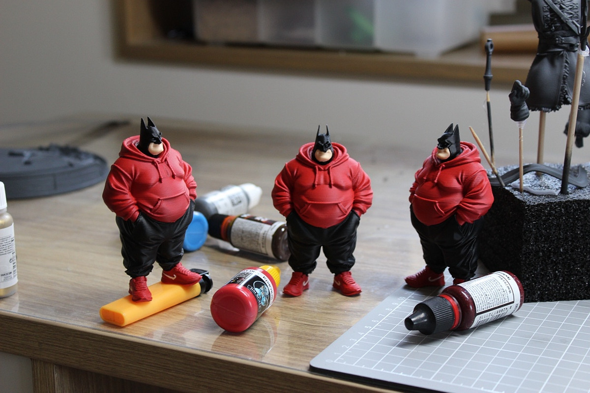 Когда возникает творческий порыв, в ход идут любые материалы. Дмитрий Виглюш выбрал пластик для 3D-принтеров, на которых он печатает детализированные фигурки, после чего покрывает их краской. Так на его столе вырастают будто живые фэнтези-персонажи, сцены из игр и сериалов, а также бытовые и креативные сюжеты. В секреты их создания автор погрузил «Ключ-Медиа»