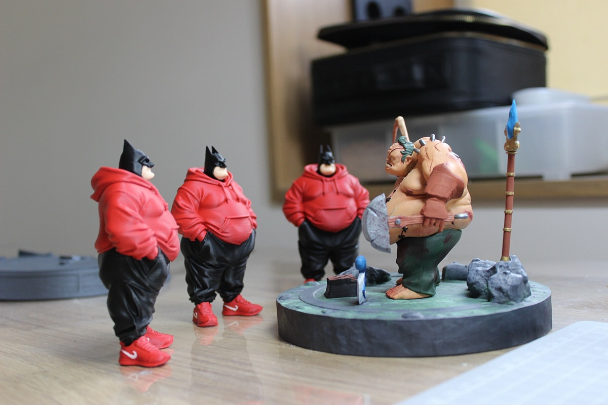 Когда возникает творческий порыв, в ход идут любые материалы. Дмитрий Виглюш выбрал пластик для 3D-принтеров, на которых он печатает детализированные фигурки, после чего покрывает их краской. Так на его столе вырастают будто живые фэнтези-персонажи, сцены из игр и сериалов, а также бытовые и креативные сюжеты. В секреты их создания автор погрузил «Ключ-Медиа»