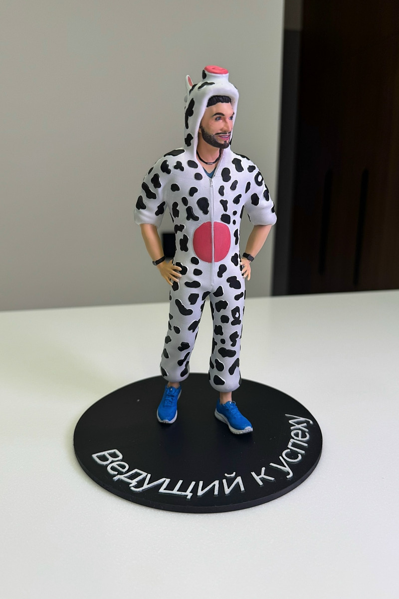 Когда возникает творческий порыв, в ход идут любые материалы. Дмитрий Виглюш выбрал пластик для 3D-принтеров, на которых он печатает детализированные фигурки, после чего покрывает их краской. Так на его столе вырастают будто живые фэнтези-персонажи, сцены из игр и сериалов, а также бытовые и креативные сюжеты. В секреты их создания автор погрузил «Ключ-Медиа»