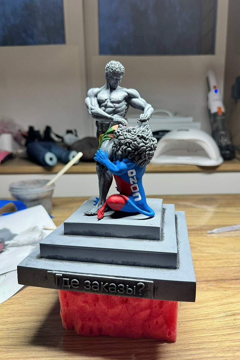 Когда возникает творческий порыв, в ход идут любые материалы. Дмитрий Виглюш выбрал пластик для 3D-принтеров, на которых он печатает детализированные фигурки, после чего покрывает их краской. Так на его столе вырастают будто живые фэнтези-персонажи, сцены из игр и сериалов, а также бытовые и креативные сюжеты. В секреты их создания автор погрузил «Ключ-Медиа»