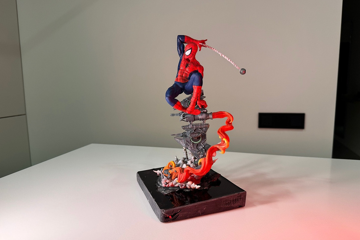 Когда возникает творческий порыв, в ход идут любые материалы. Дмитрий Виглюш выбрал пластик для 3D-принтеров, на которых он печатает детализированные фигурки, после чего покрывает их краской. Так на его столе вырастают будто живые фэнтези-персонажи, сцены из игр и сериалов, а также бытовые и креативные сюжеты. В секреты их создания автор погрузил «Ключ-Медиа»