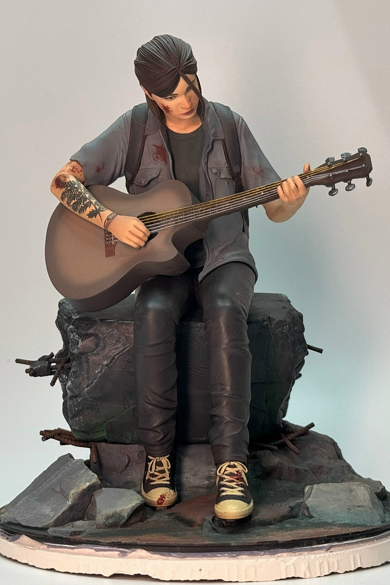 Когда возникает творческий порыв, в ход идут любые материалы. Дмитрий Виглюш выбрал пластик для 3D-принтеров, на которых он печатает детализированные фигурки, после чего покрывает их краской. Так на его столе вырастают будто живые фэнтези-персонажи, сцены из игр и сериалов, а также бытовые и креативные сюжеты. В секреты их создания автор погрузил «Ключ-Медиа»