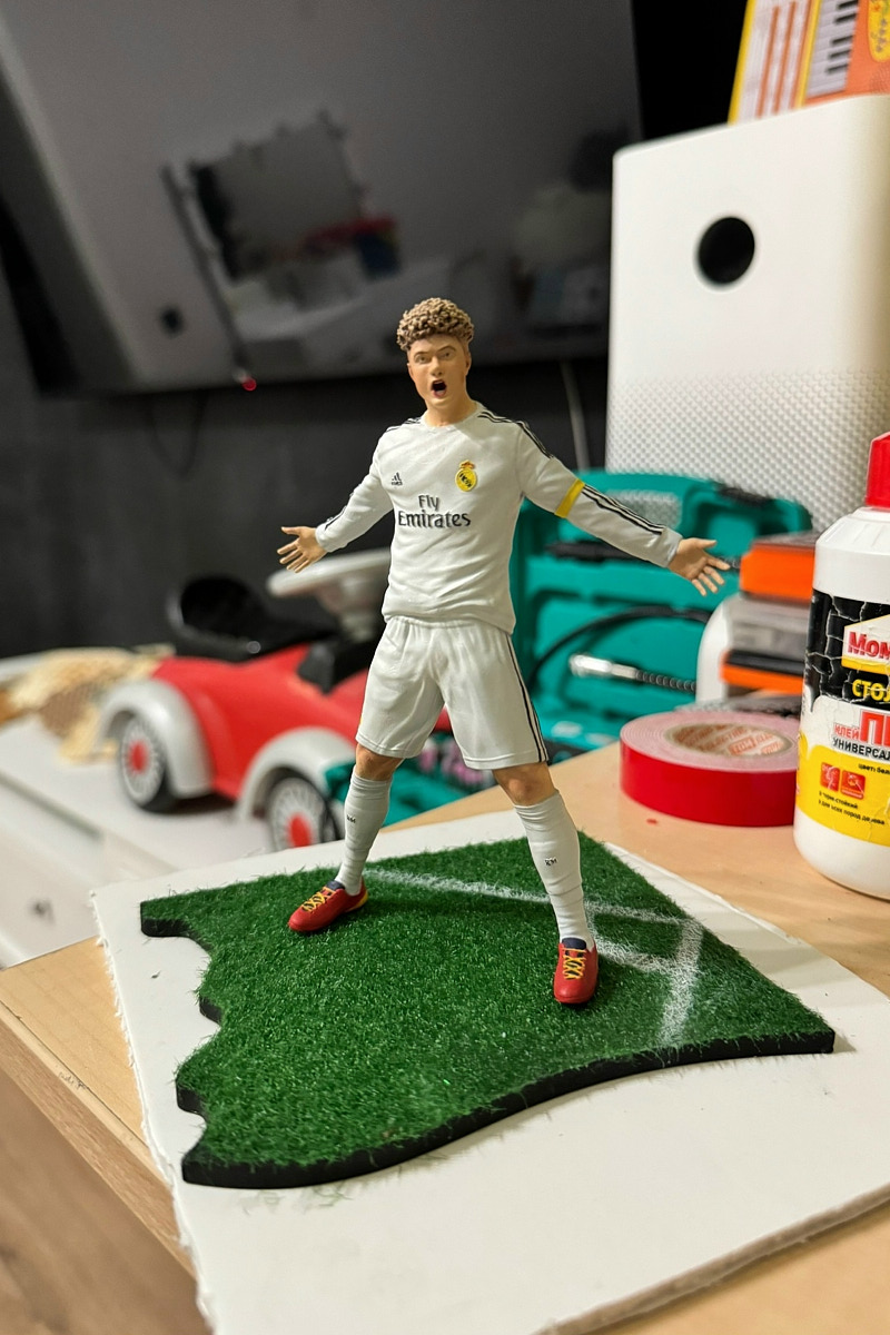 Когда возникает творческий порыв, в ход идут любые материалы. Дмитрий Виглюш выбрал пластик для 3D-принтеров, на которых он печатает детализированные фигурки, после чего покрывает их краской. Так на его столе вырастают будто живые фэнтези-персонажи, сцены из игр и сериалов, а также бытовые и креативные сюжеты. В секреты их создания автор погрузил «Ключ-Медиа»