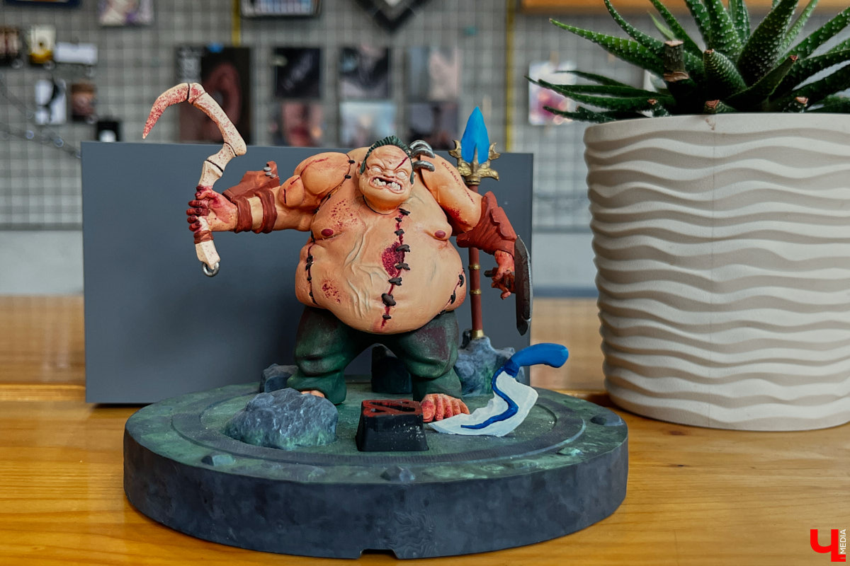 Когда возникает творческий порыв, в ход идут любые материалы. Дмитрий Виглюш выбрал пластик для 3D-принтеров, на которых он печатает детализированные фигурки, после чего покрывает их краской. Так на его столе вырастают будто живые фэнтези-персонажи, сцены из игр и сериалов, а также бытовые и креативные сюжеты. В секреты их создания автор погрузил «Ключ-Медиа»