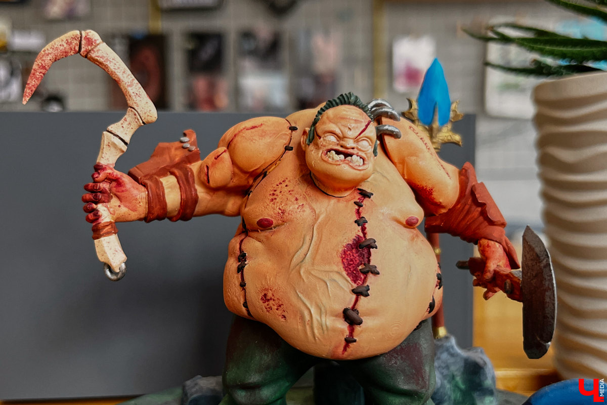 Когда возникает творческий порыв, в ход идут любые материалы. Дмитрий Виглюш выбрал пластик для 3D-принтеров, на которых он печатает детализированные фигурки, после чего покрывает их краской. Так на его столе вырастают будто живые фэнтези-персонажи, сцены из игр и сериалов, а также бытовые и креативные сюжеты. В секреты их создания автор погрузил «Ключ-Медиа»