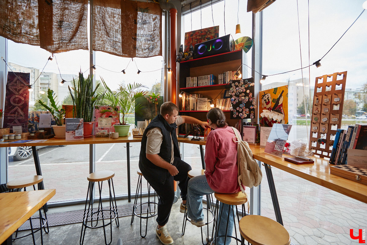 Когда возникает творческий порыв, в ход идут любые материалы. Дмитрий Виглюш выбрал пластик для 3D-принтеров, на которых он печатает детализированные фигурки, после чего покрывает их краской. Так на его столе вырастают будто живые фэнтези-персонажи, сцены из игр и сериалов, а также бытовые и креативные сюжеты. В секреты их создания автор погрузил «Ключ-Медиа»